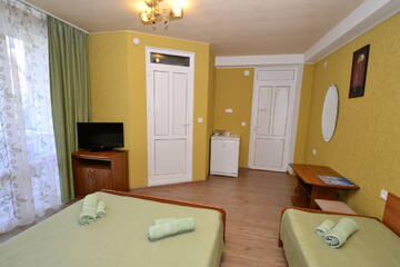 Трехместный номер с балконом в Гостинице Век